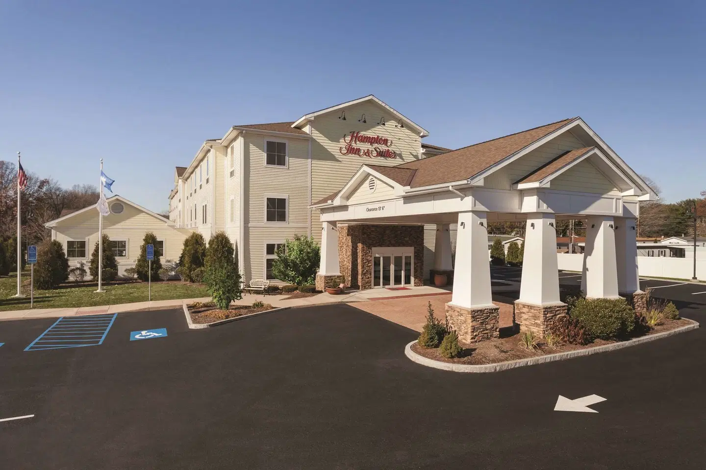 Hampton Inn & Suites Mystic EXTERIOR