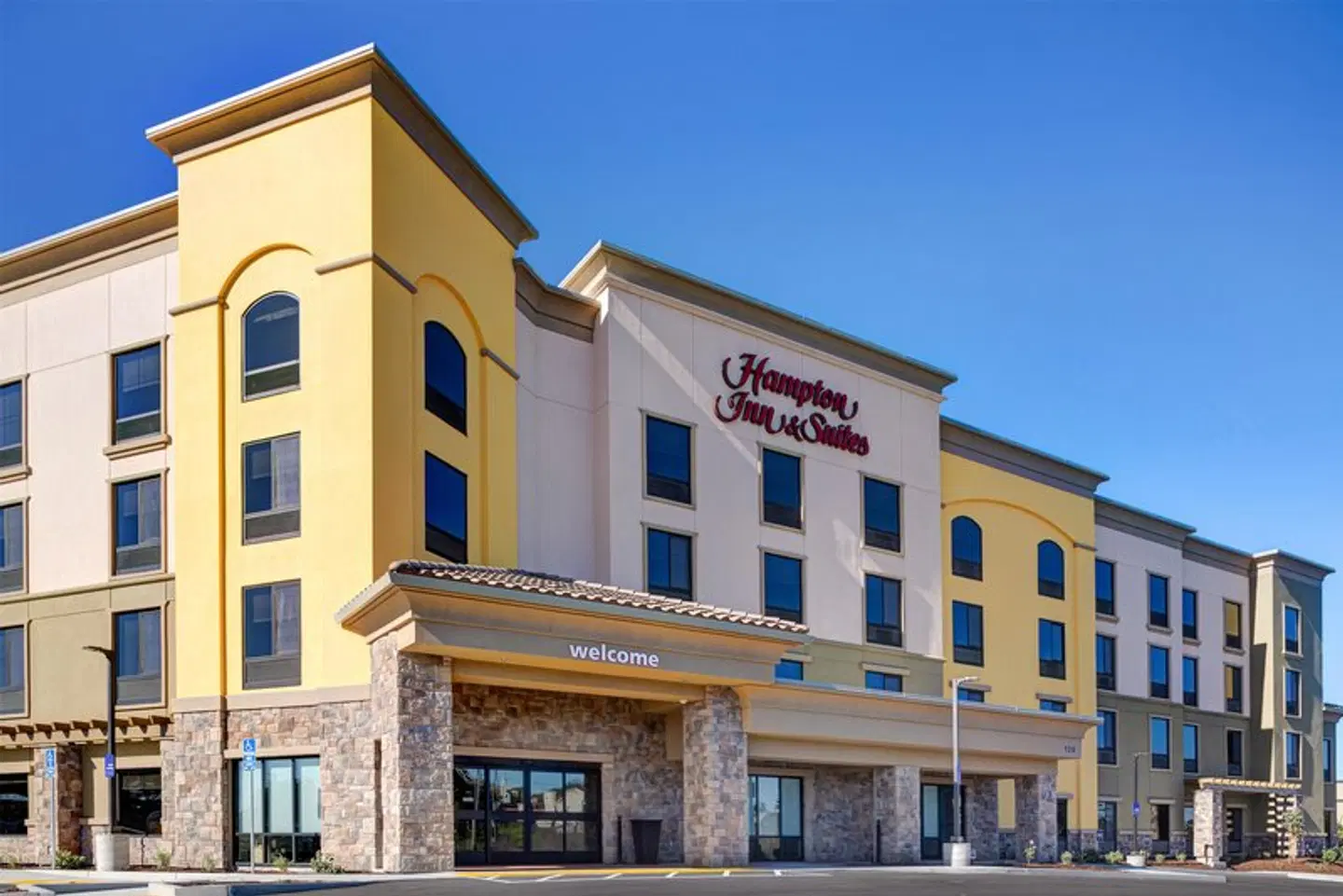 Hampton Inn & Suites Marina EXTERIOR