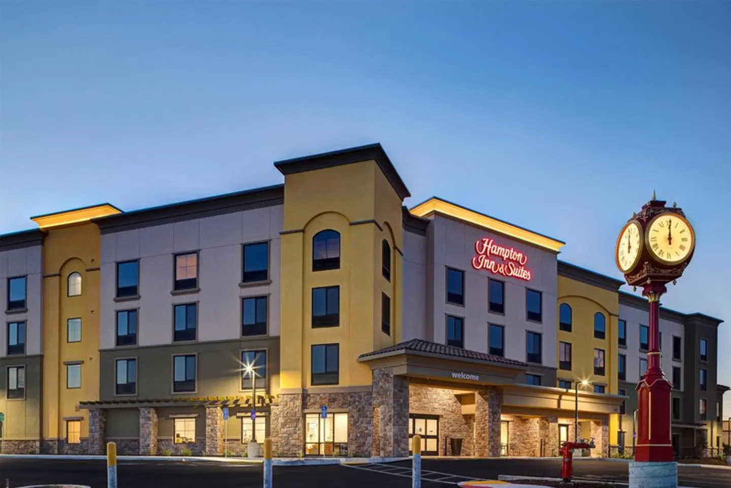 Hampton Inn & Suites Marina EXTERIOR