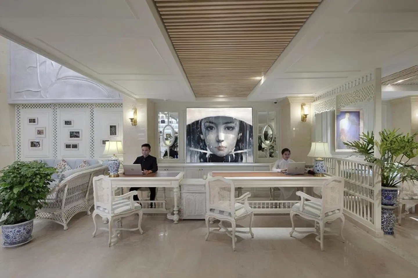 Au Lac Charner Hotel Bar