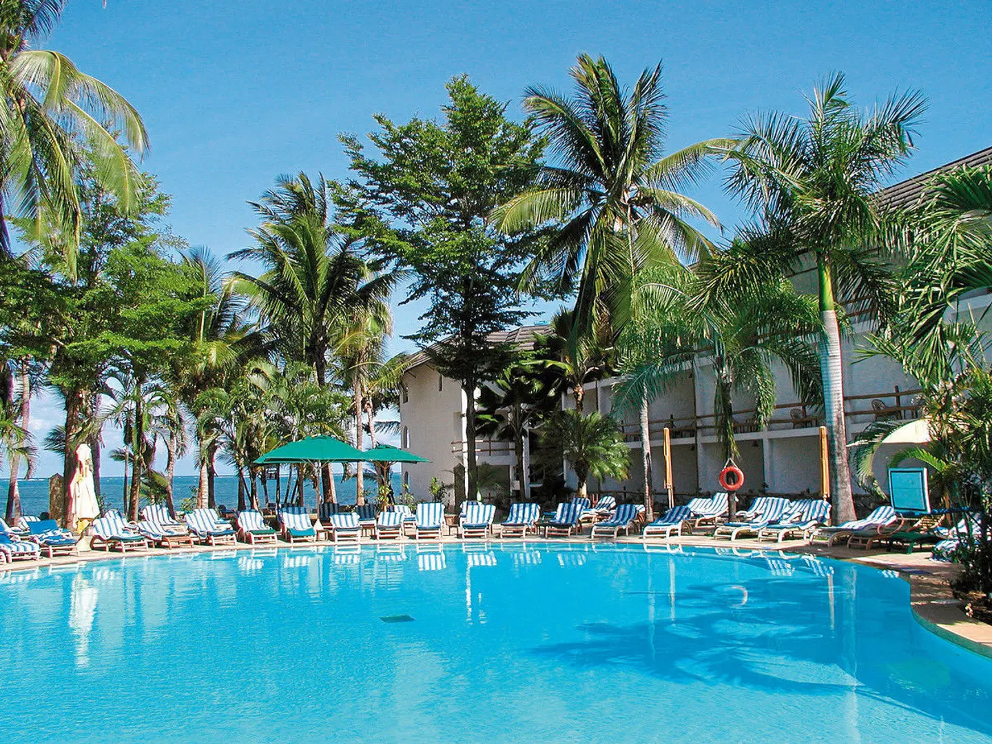 Traveller's Club OUTDOOR_POOL