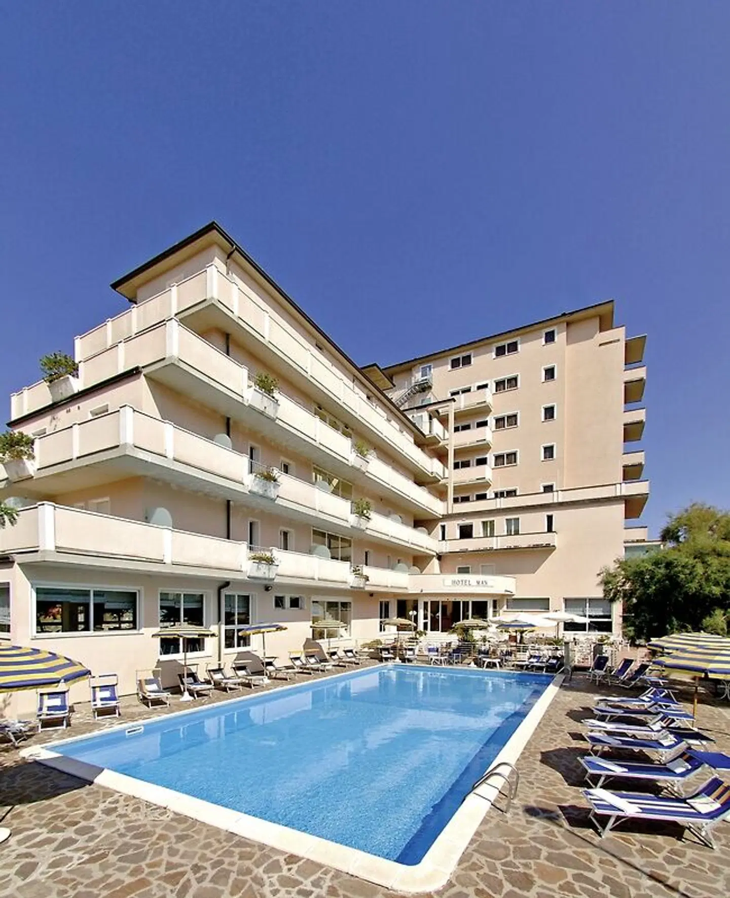 Man OUTDOOR_POOL