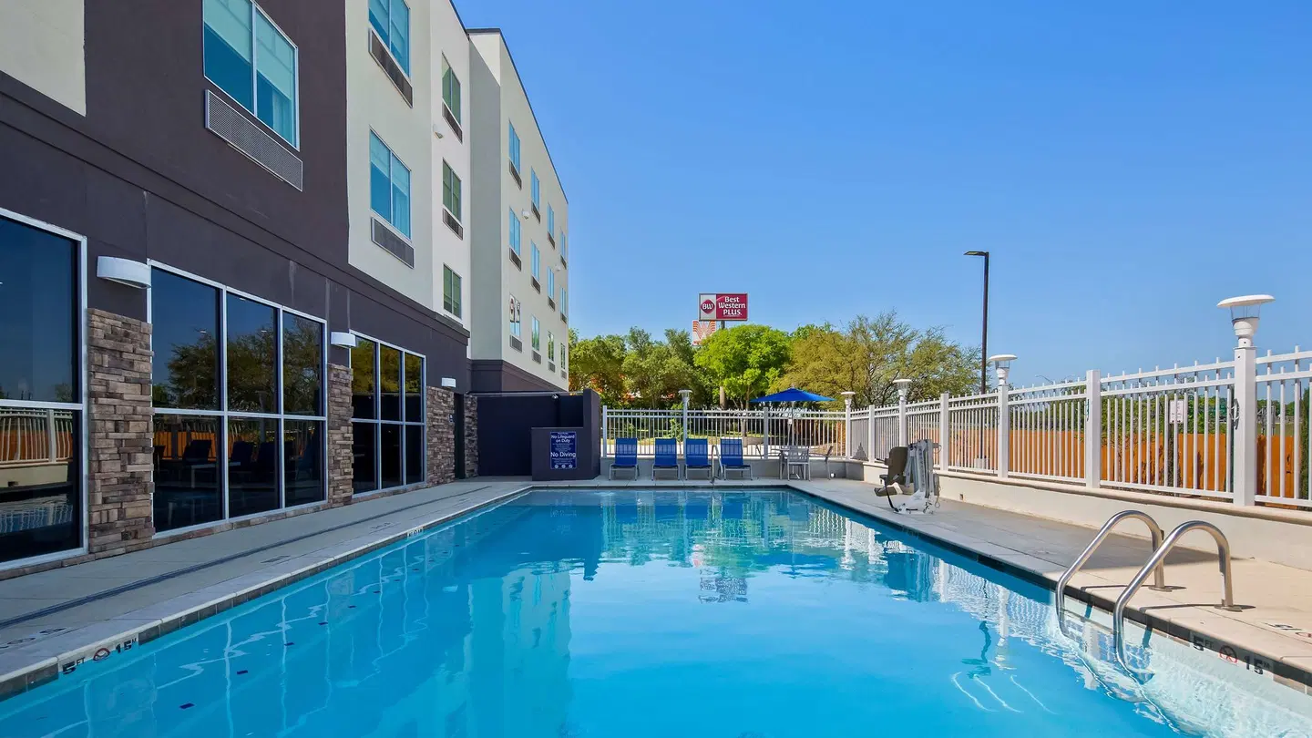 Best Western Plus Roland Inn & Suites OUTDOOR_POOL