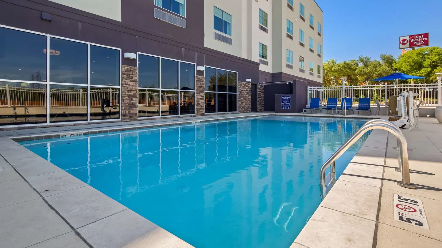 Best Western Plus Roland Inn & Suites OUTDOOR_POOL