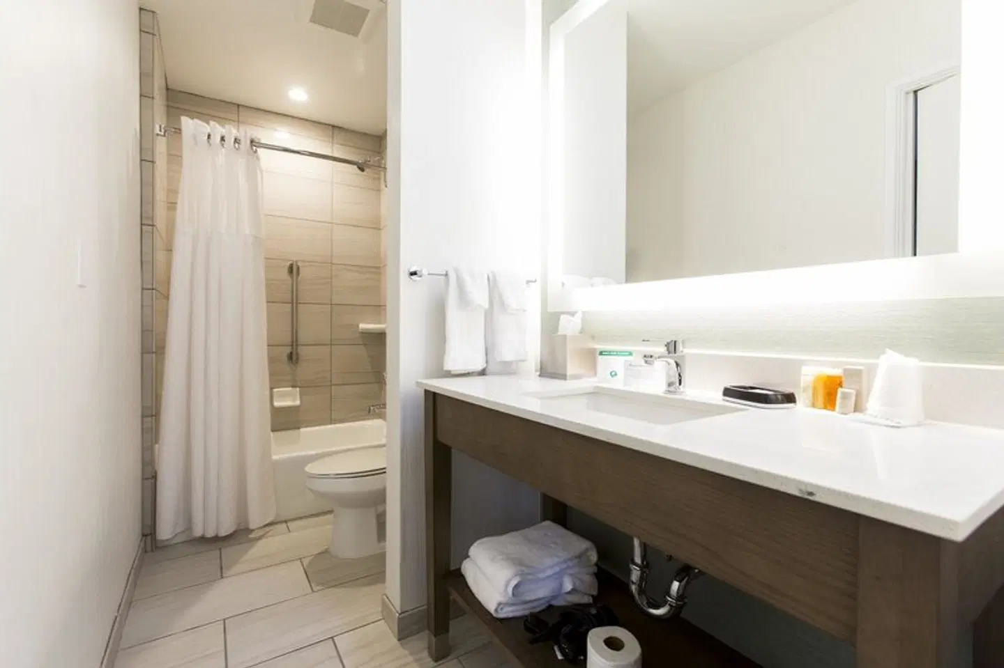 Royal Palace Westwood Hotel Badezimmer