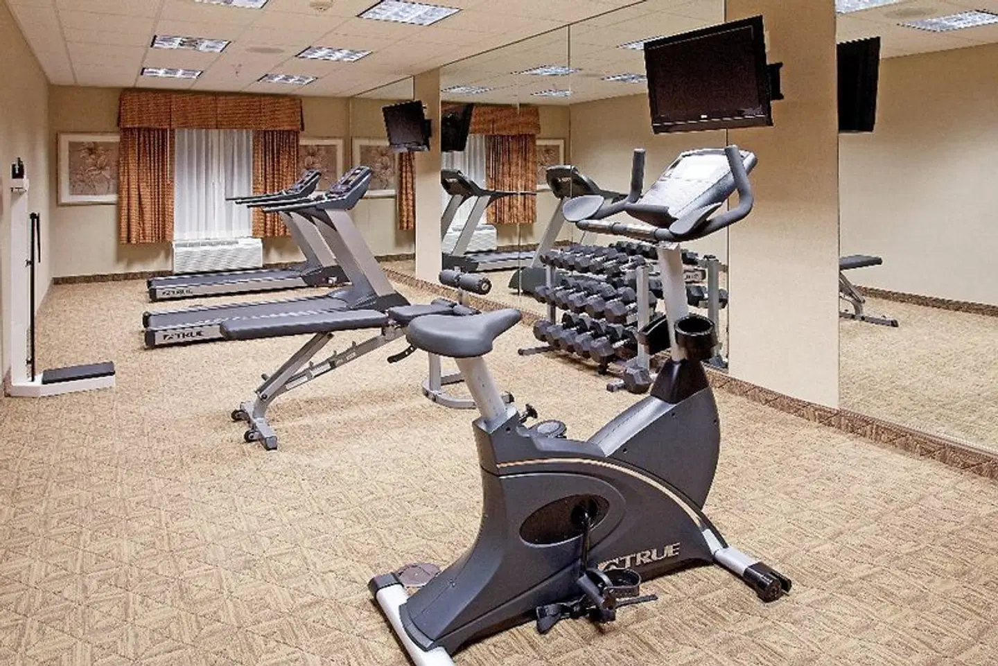 Holiday Inn Express & Suites Buffalo by IHG SPORTS_AND_LEISURE