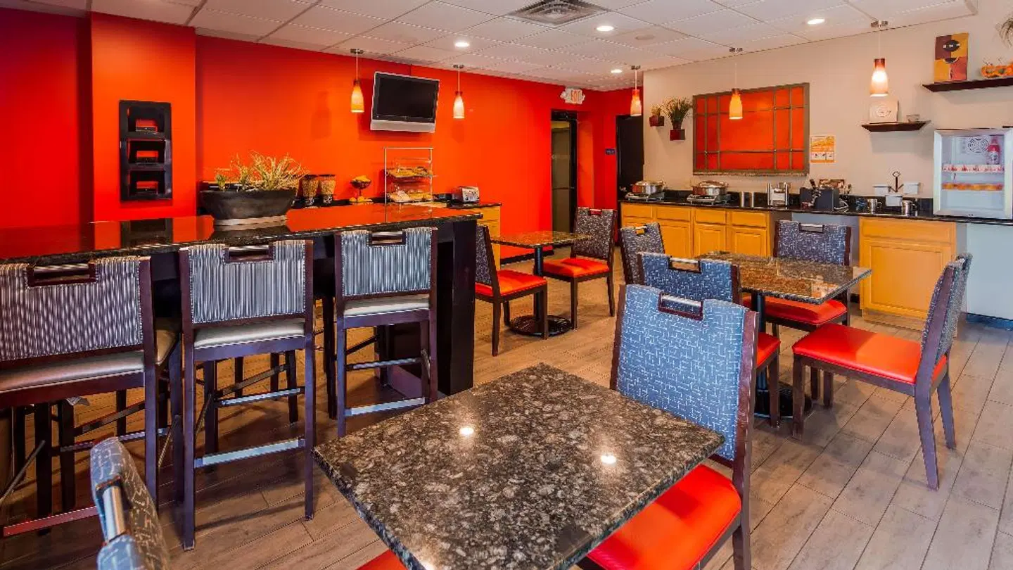 Best Western Plus Gen X Inn Bar