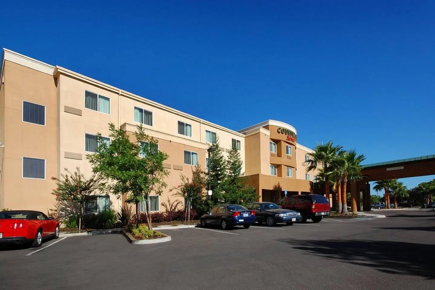Courtyard by Marriott Merced EXTERIOR