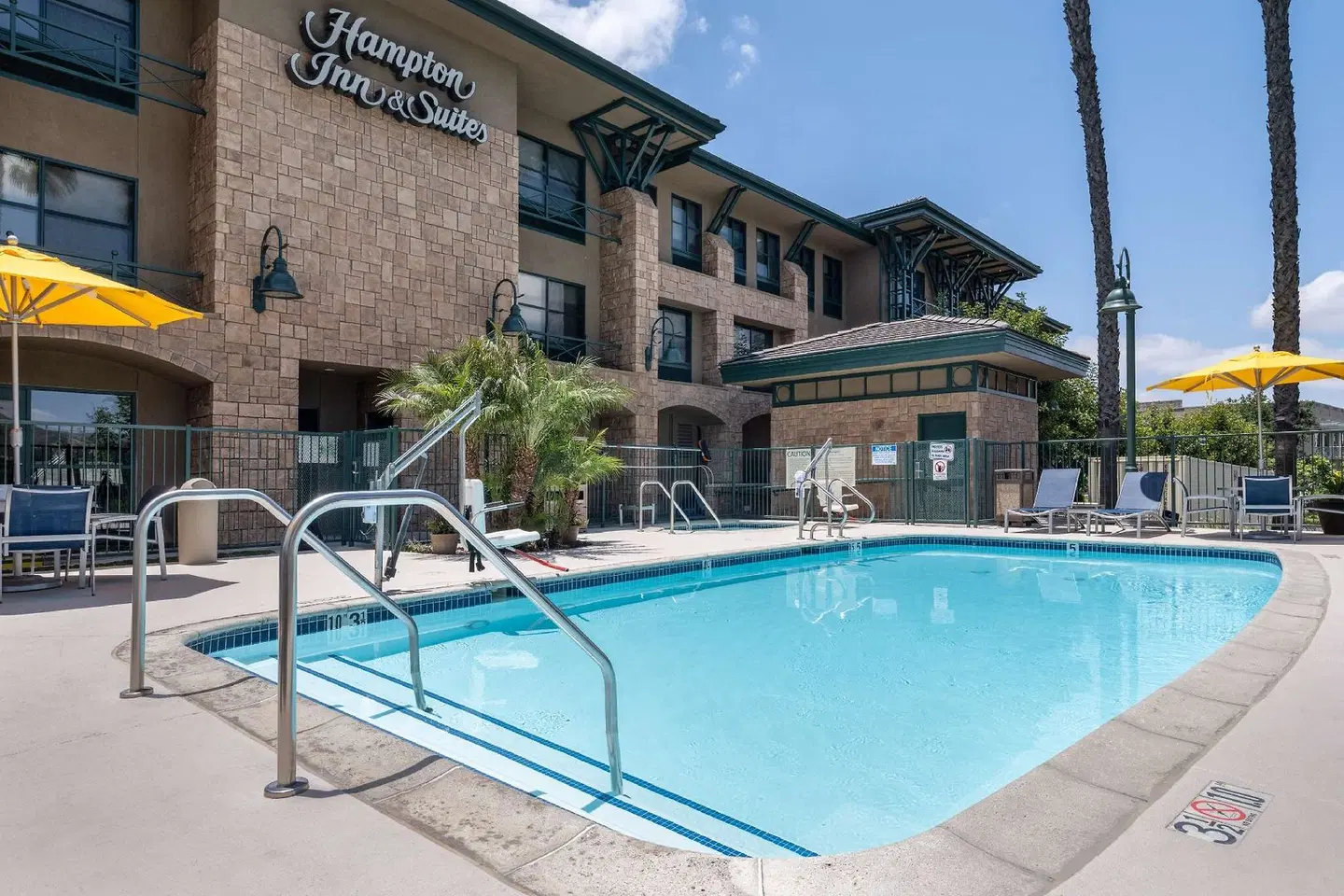Hampton Inn & Suites Agoura Hills EXTERIOR