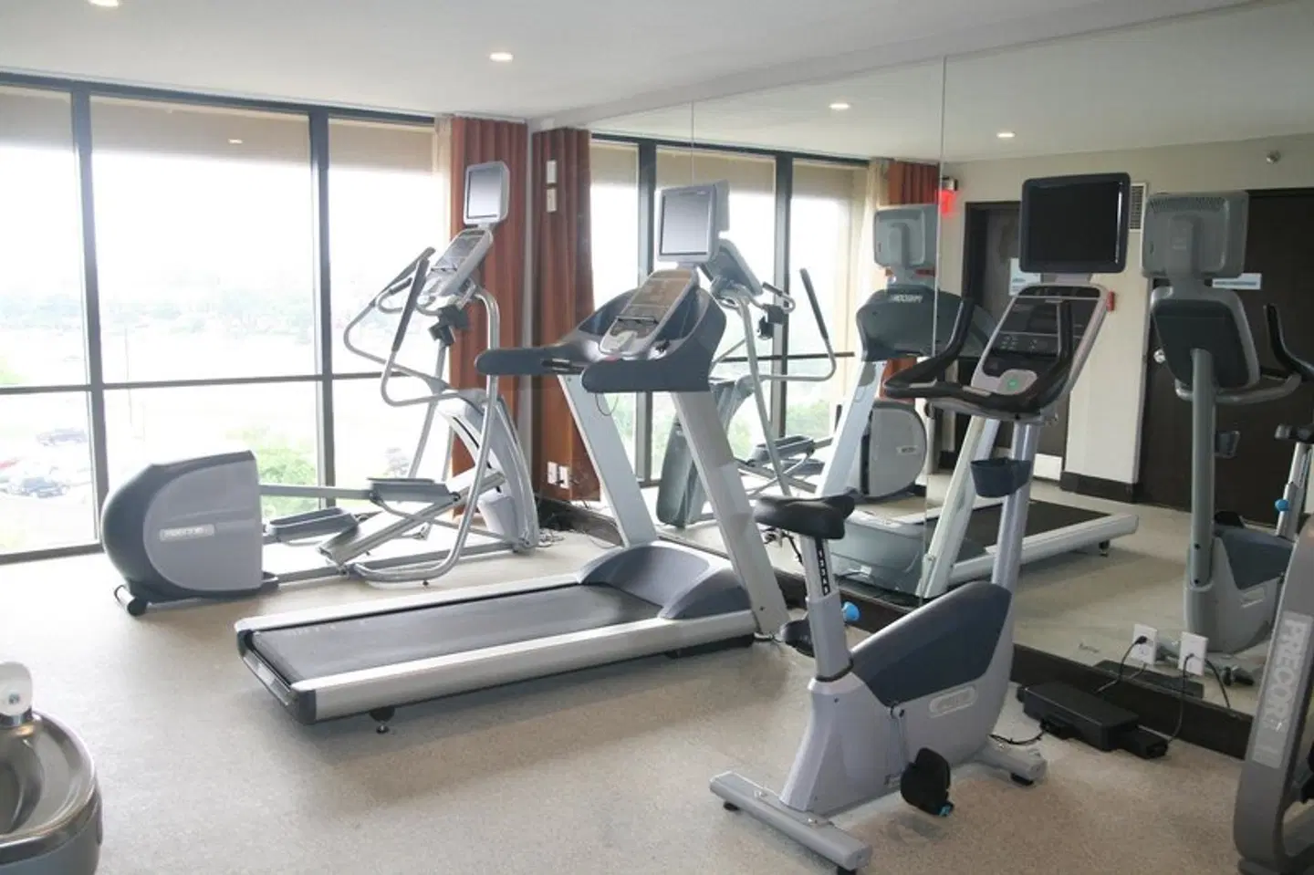 Holiday Inn Express and Suites San Antonio SPORTS_AND_LEISURE