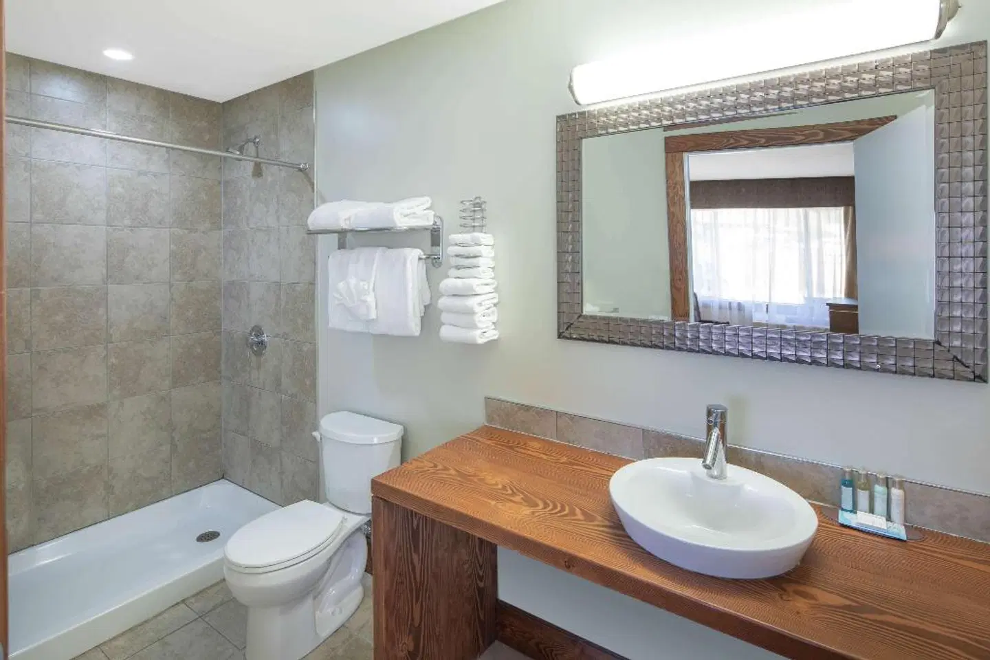 Travelodge by Wyndham Golden Sportsman Lodge Badezimmer
