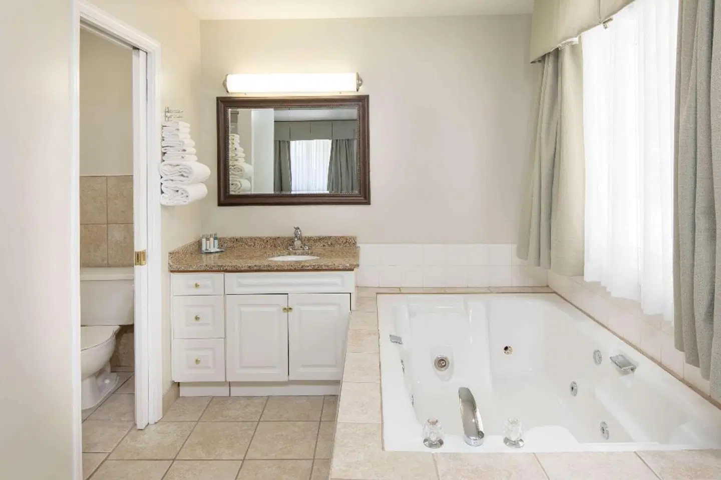 Travelodge by Wyndham Golden Sportsman Lodge Badezimmer