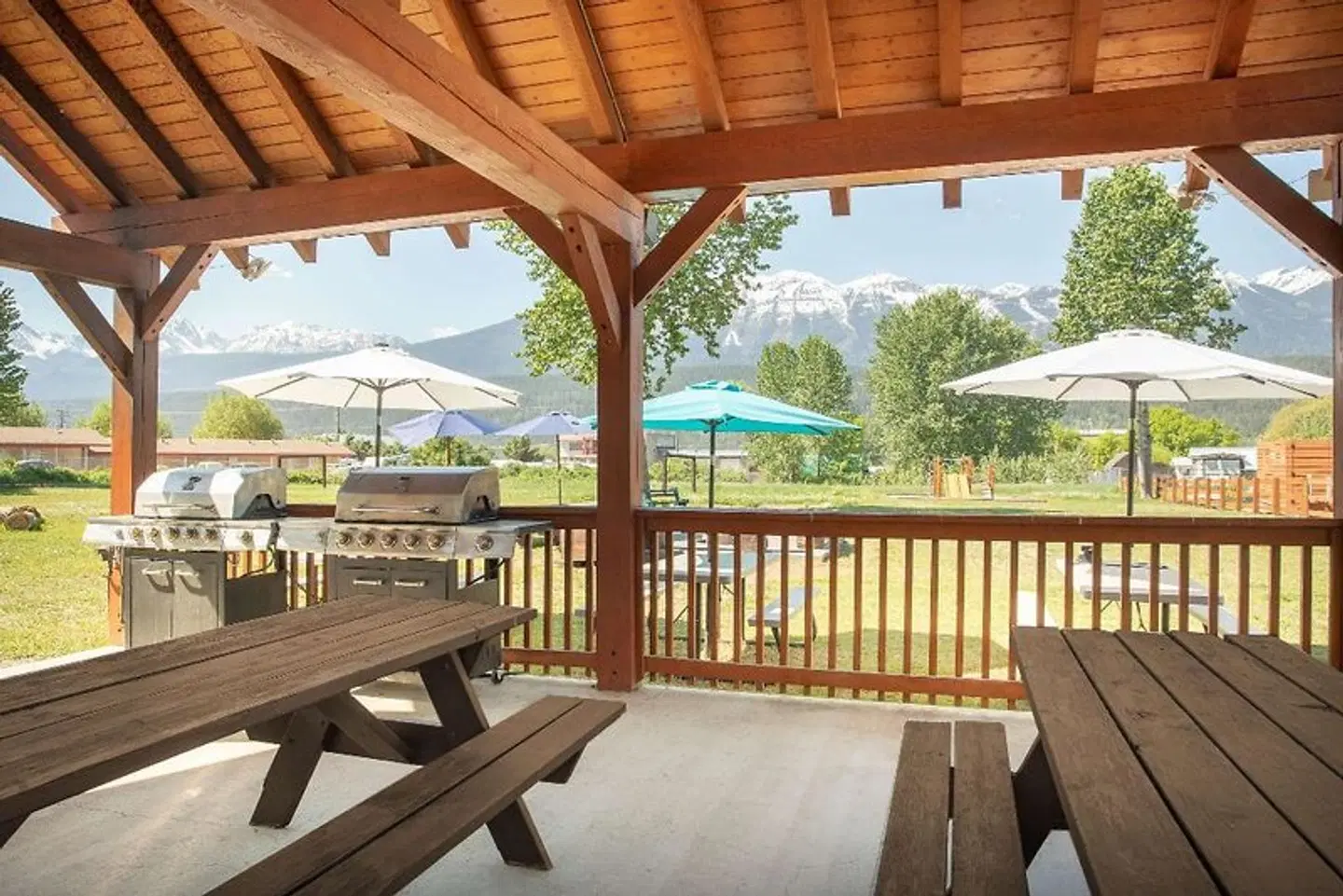 Travelodge by Wyndham Golden Sportsman Lodge Terrasse
