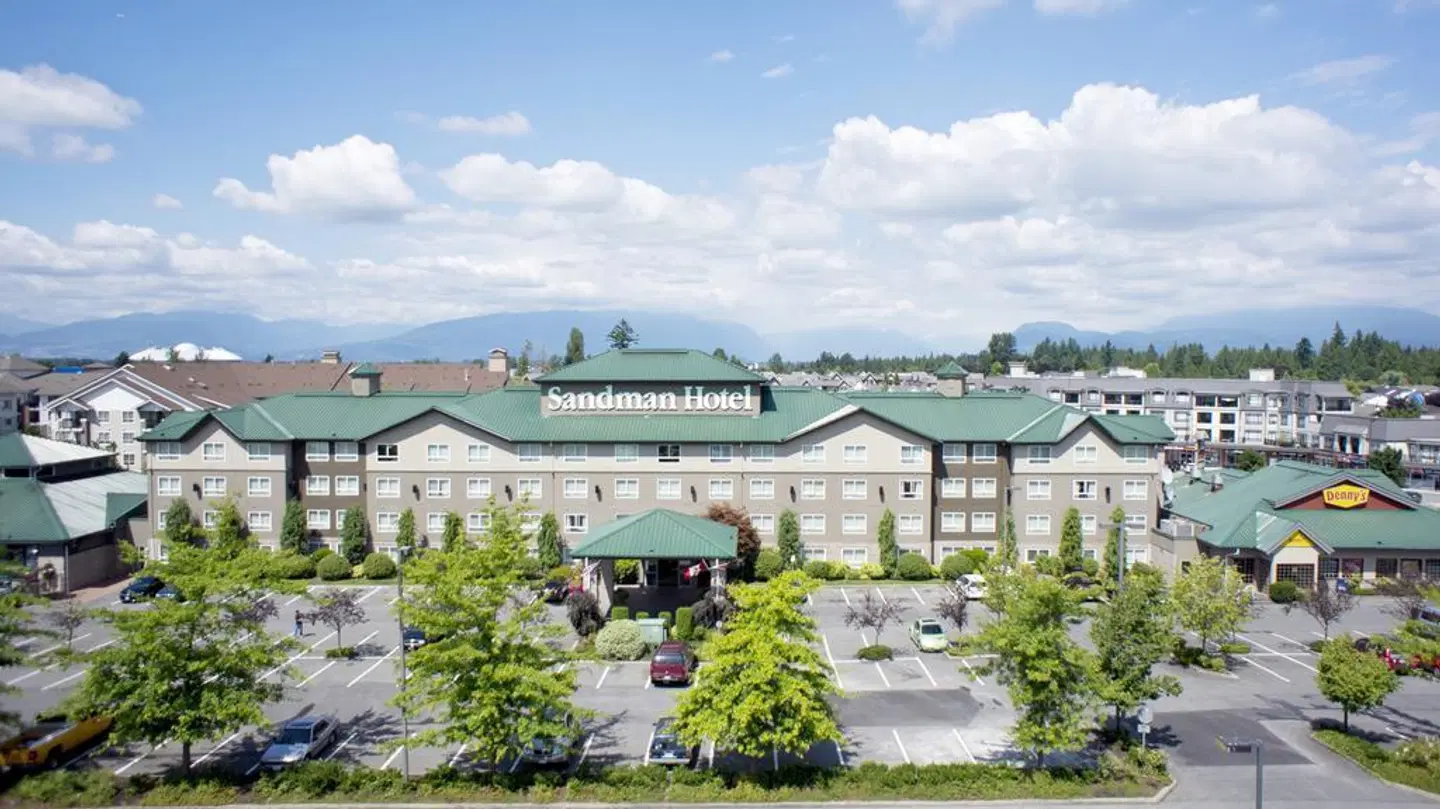 Sandman Hotel Langley EXTERIOR