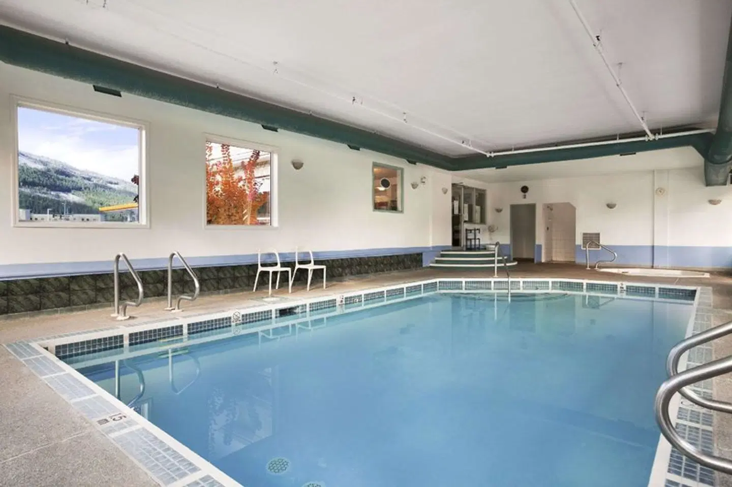 Super 8 by Wyndham Revelstoke BC Hallenbad