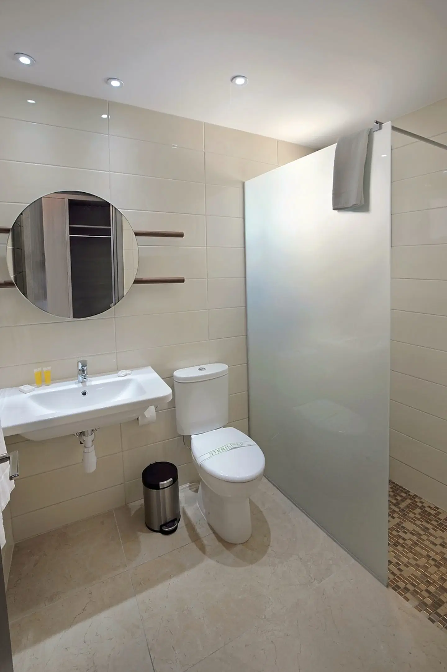 Nelia Gardens Hotel Badezimmer