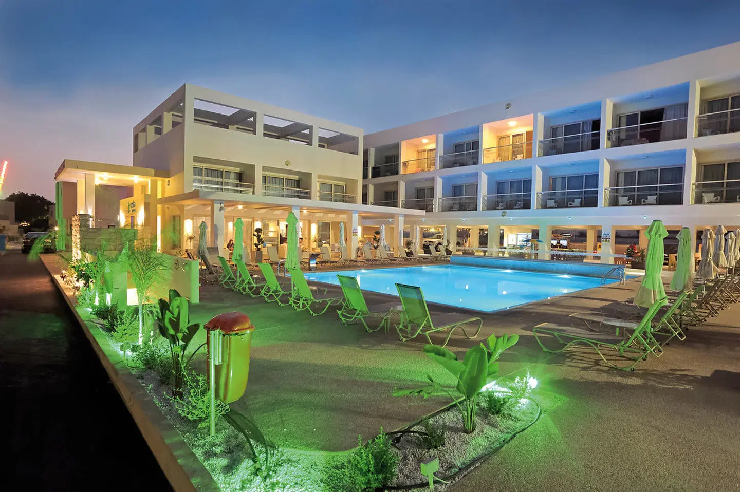 Nelia Gardens Hotel OUTDOOR_POOL