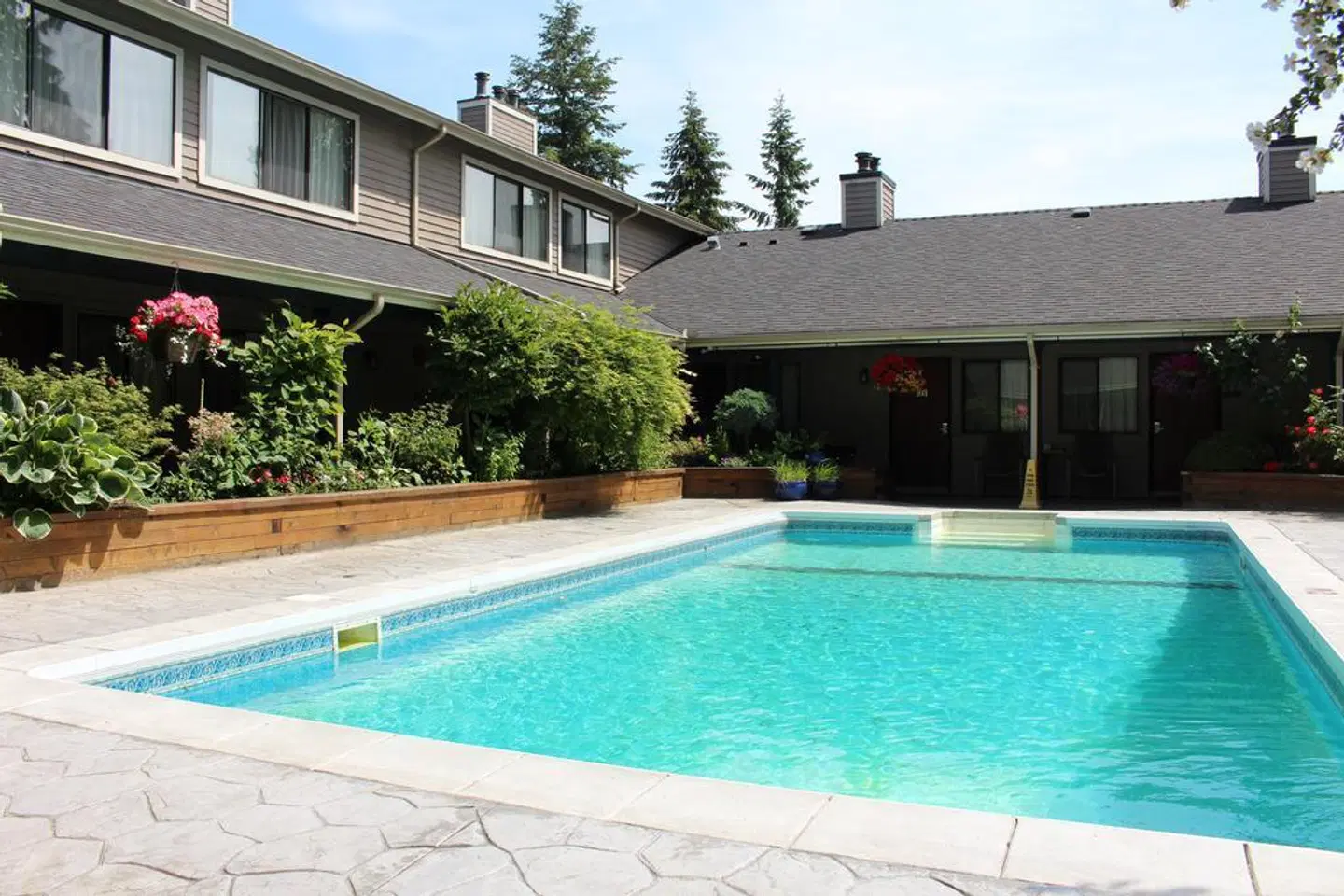 Sunshine Lodge Inn OUTDOOR_POOL