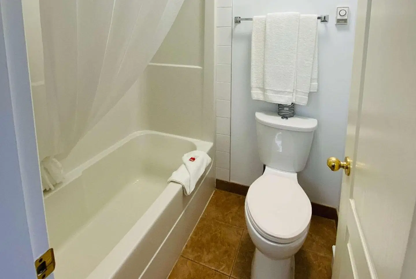 Super 8 by Wyndham 100 Mile House Badezimmer