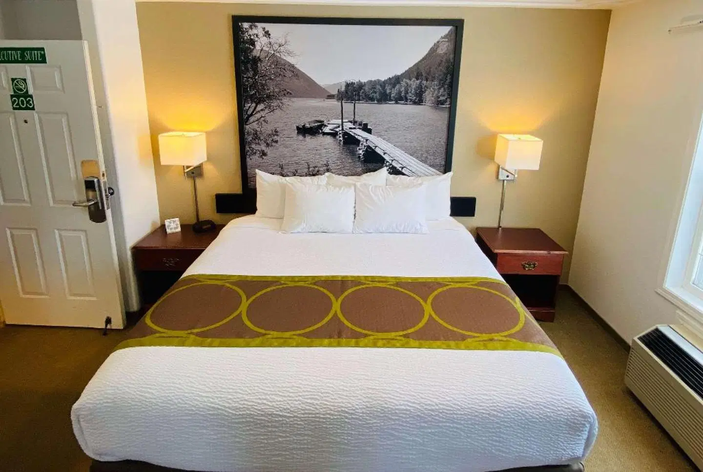 Super 8 by Wyndham 100 Mile House ROOM_EXAMPLE