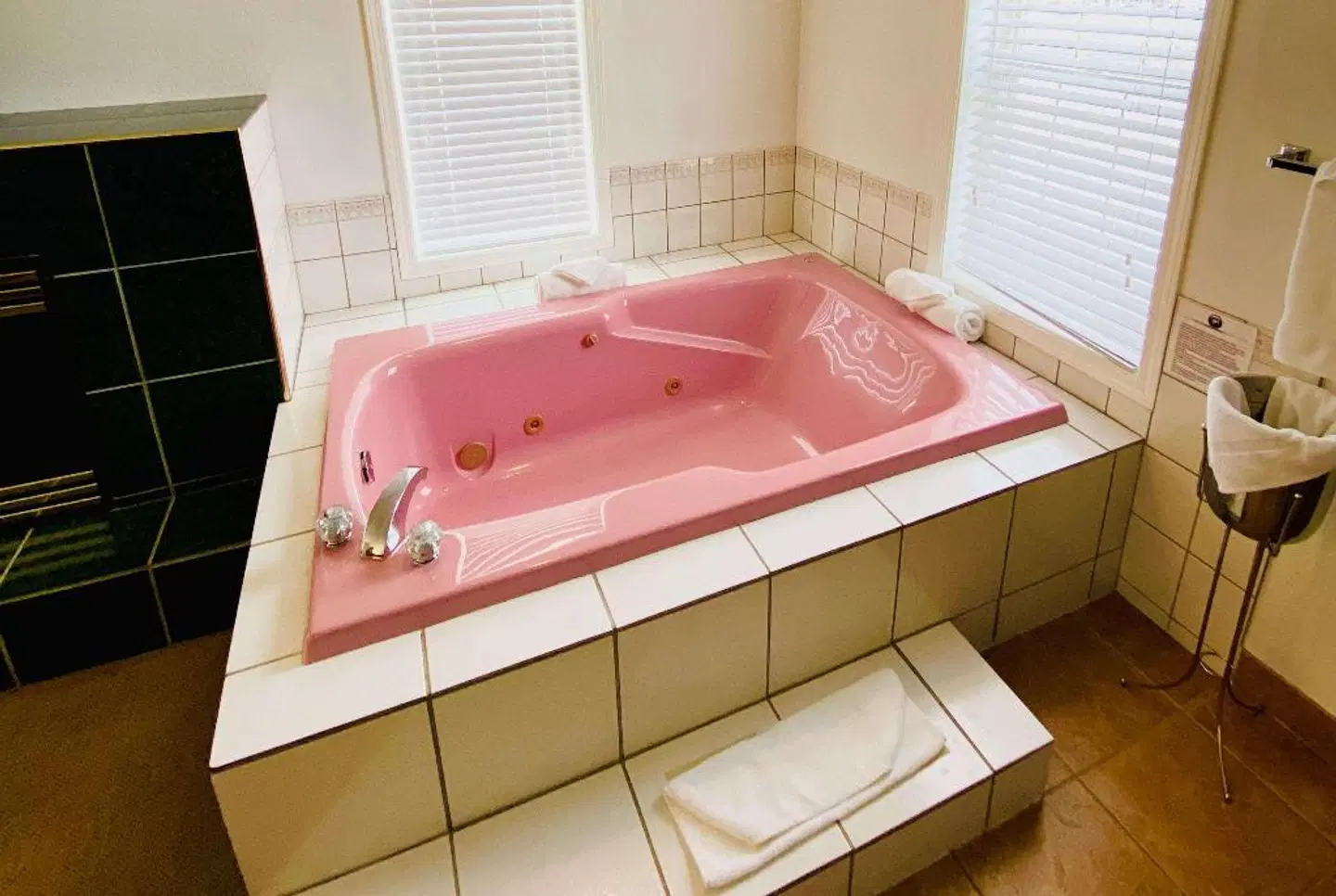 Super 8 by Wyndham 100 Mile House ROOM_EXAMPLE