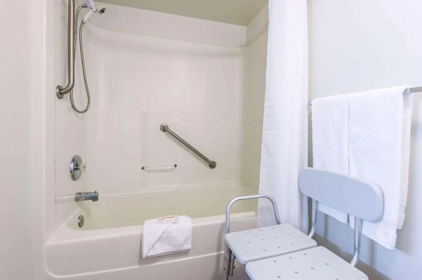 Super 8 by Wyndham 100 Mile House Badezimmer