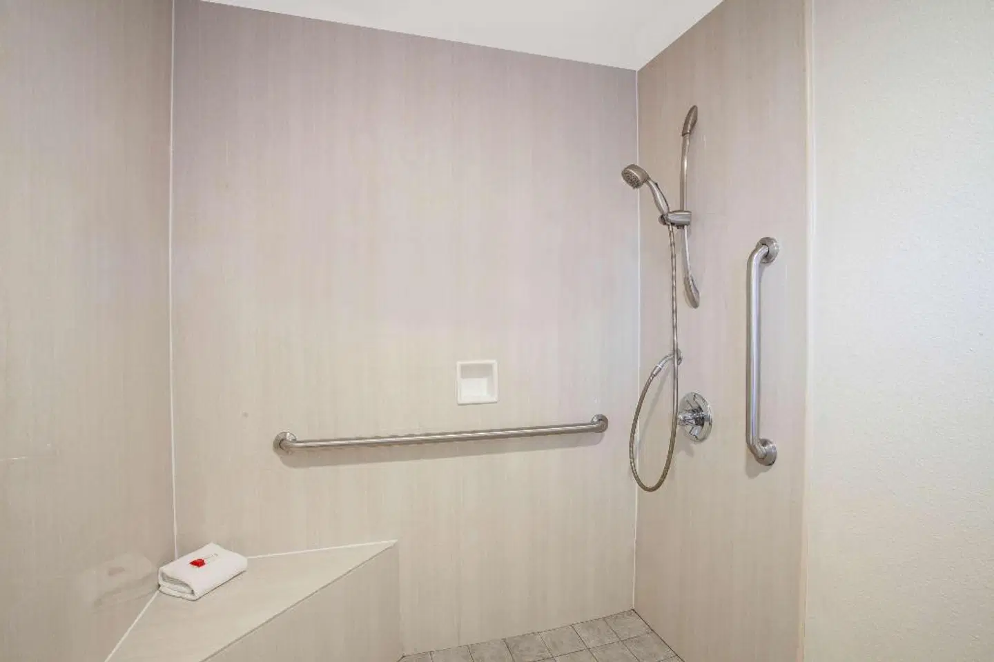 Travelodge Inn & Suites by Wyndham Anaheim on Disneyland Dr Badezimmer