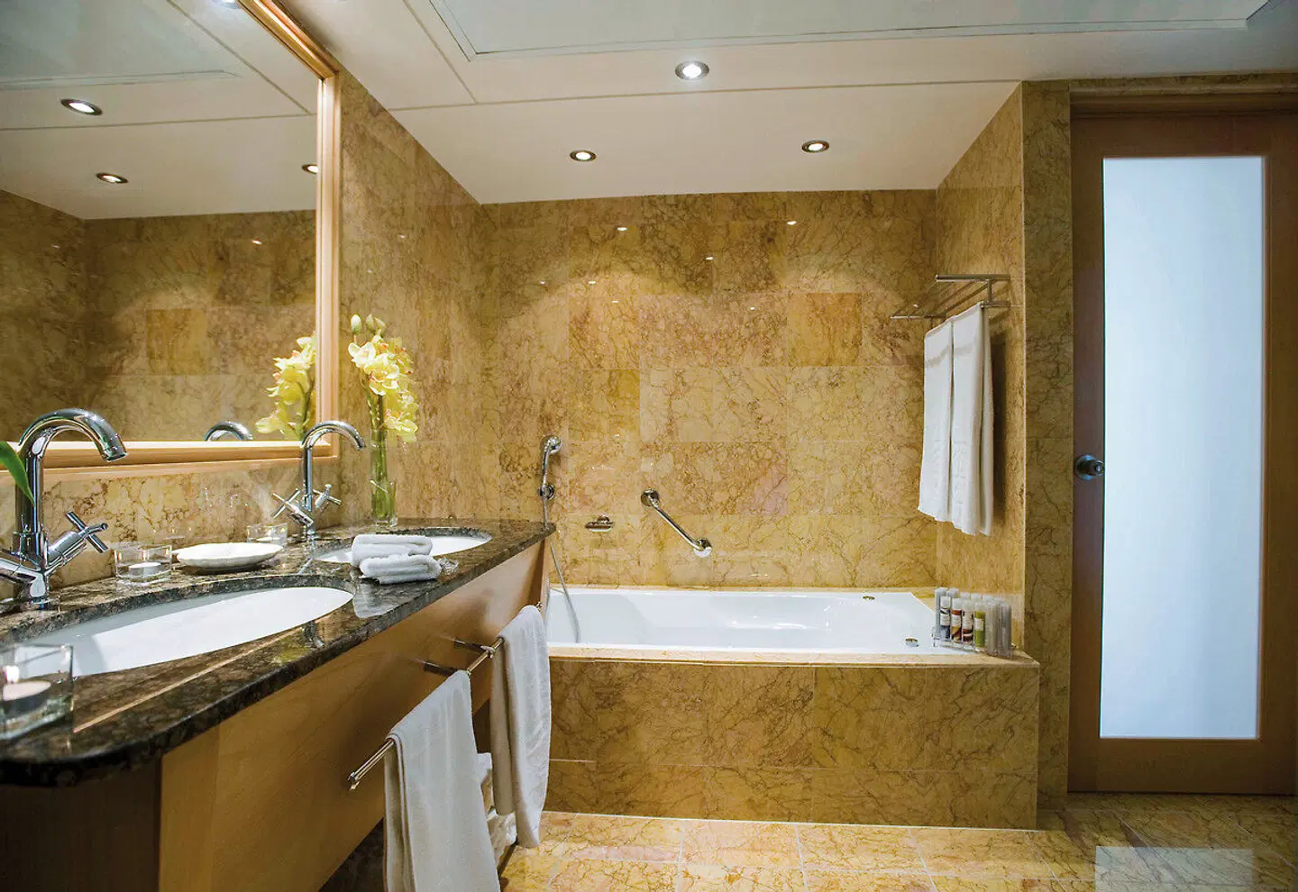 Constantinou Bros Asimina Suites Badezimmer