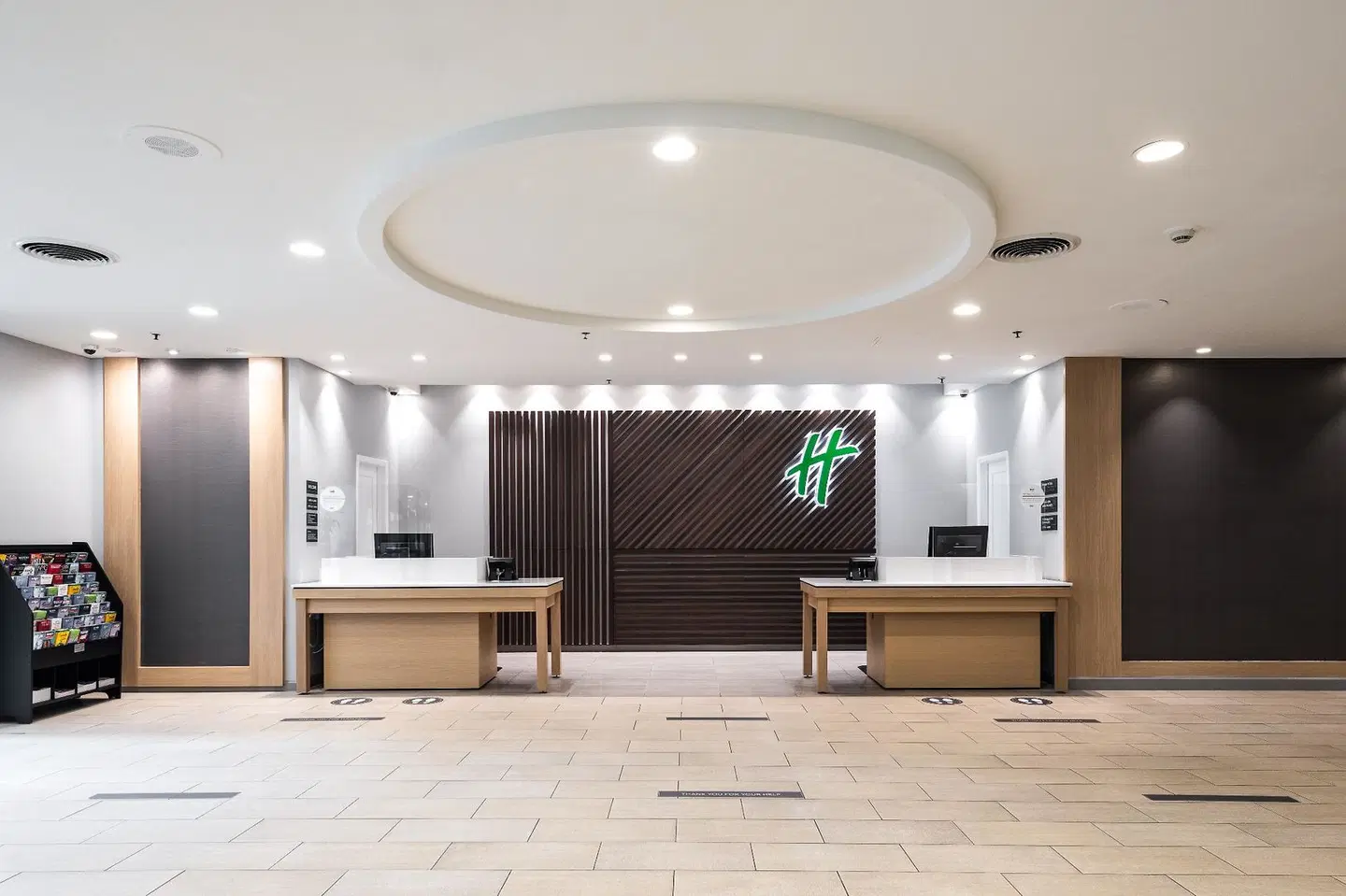 Holiday Inn Newark International Airport by IHG LOUNGE_LOBBY