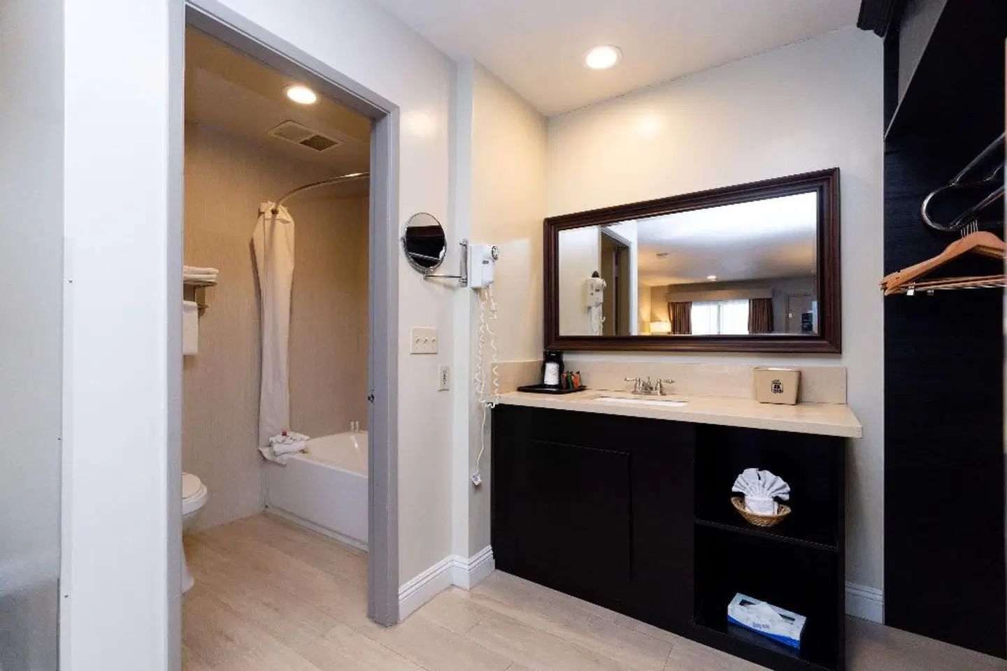 Super 8 by Wyndham Anaheim/Disneyland Drive Badezimmer