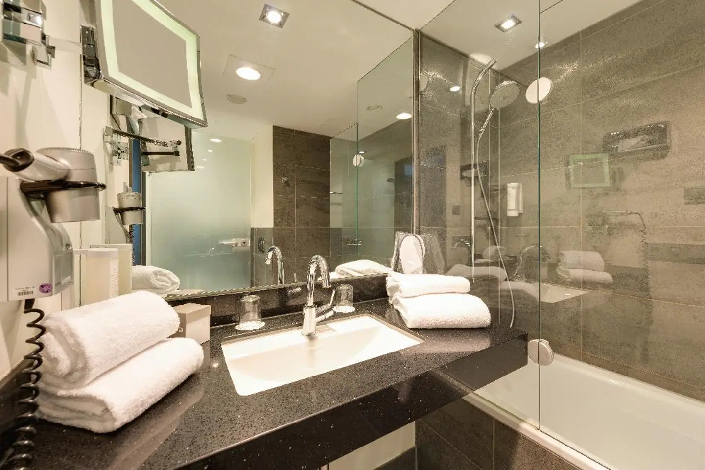 NOVINA HOTEL Wöhrdersee Nürnberg City Badezimmer