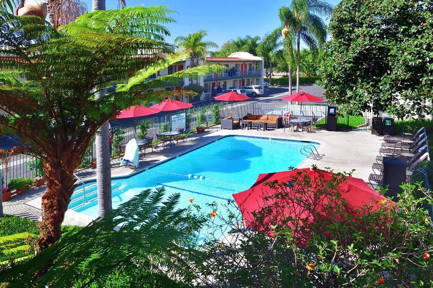Best Western Lamplighter Inn & Suites OUTDOOR_POOL