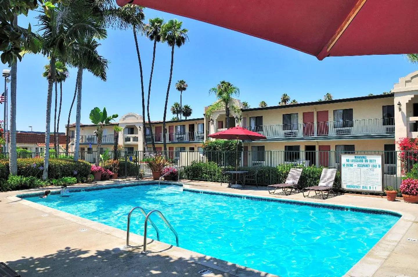 Best Western Lamplighter Inn & Suites OUTDOOR_POOL