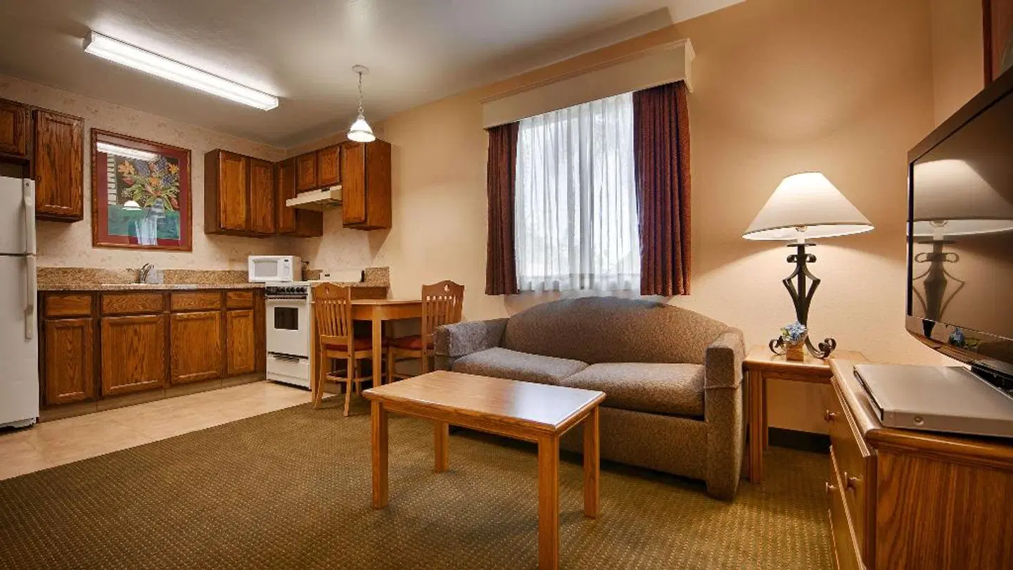 Best Western Lamplighter Inn & Suites ROOM_EXAMPLE
