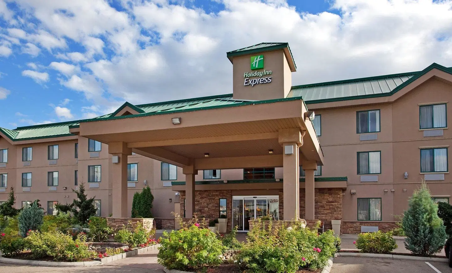 Holiday Inn Express & Suites Vernon by IHG EXTERIOR