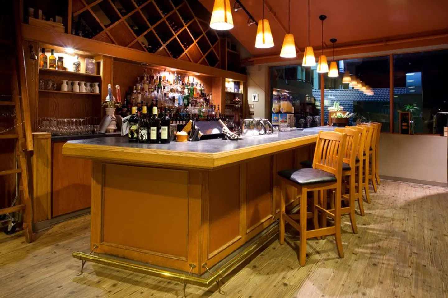 Holiday Inn & Suites Osoyoos by IHG Bar