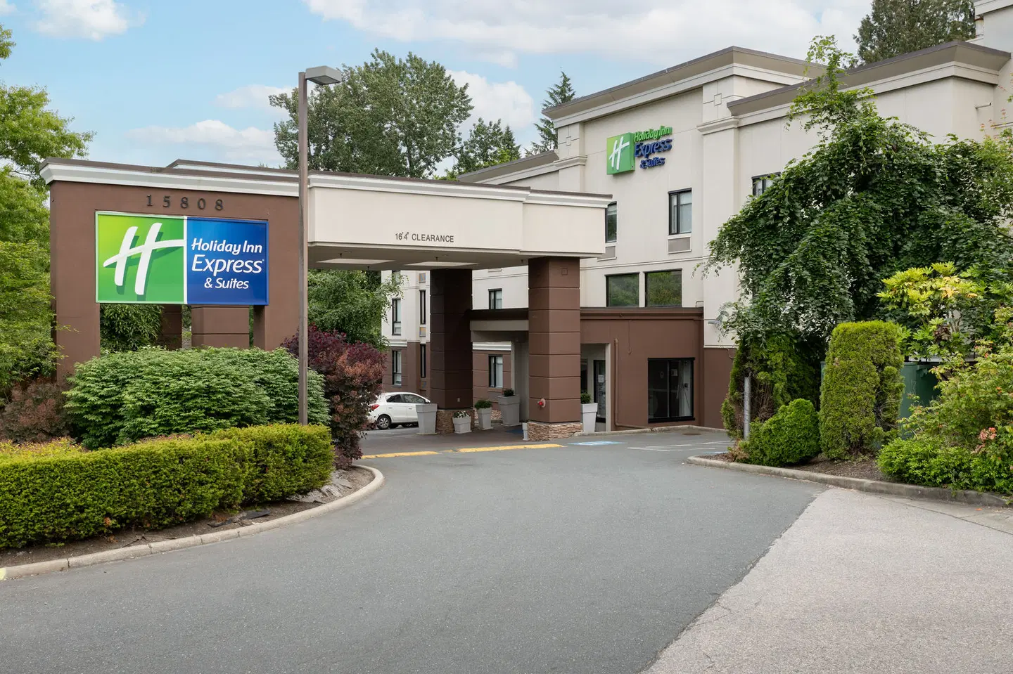 Holiday Inn Express & Suites Surrey by IHG EXTERIOR