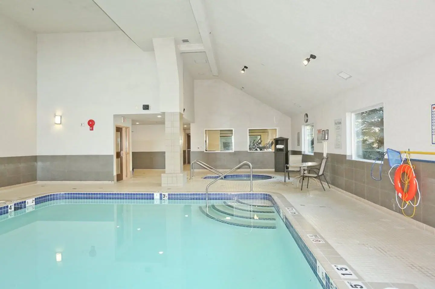 Holiday Inn Express & Suites Vernon by IHG Hallenbad