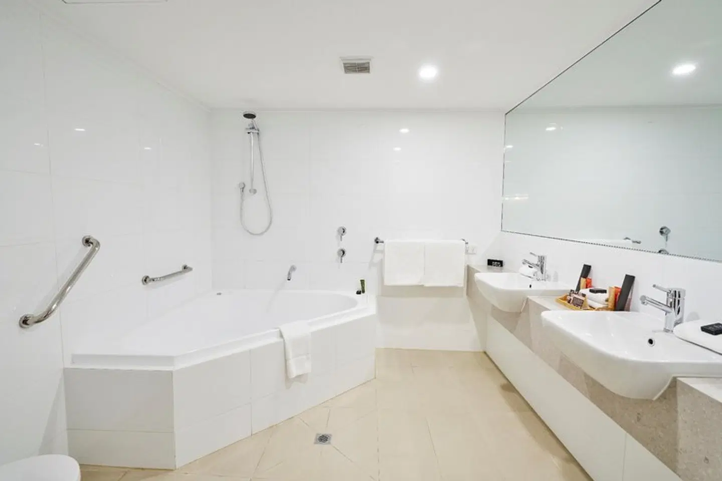 Dingley International Motel BATHROOM