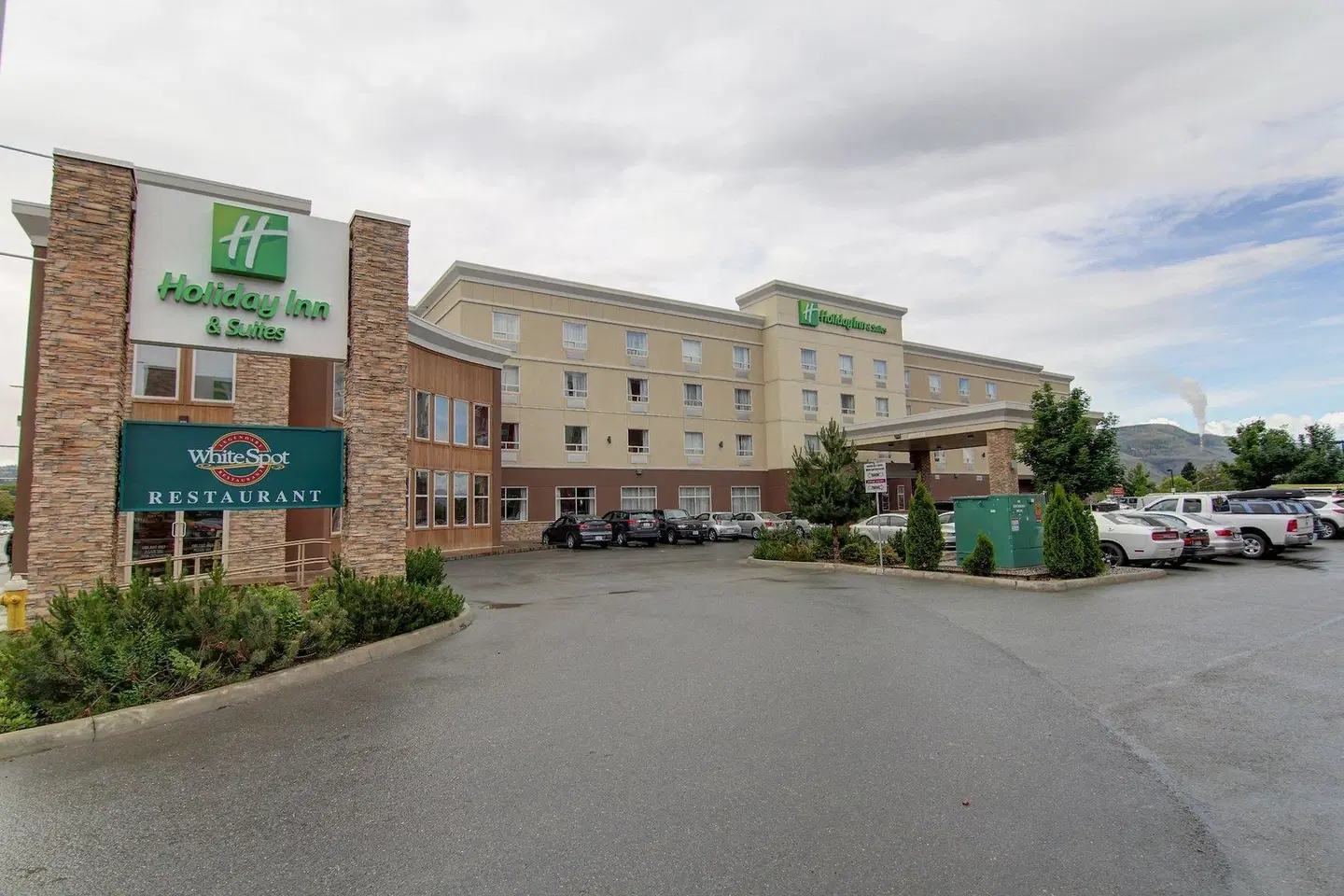 Holiday Inn Kamloops EXTERIOR