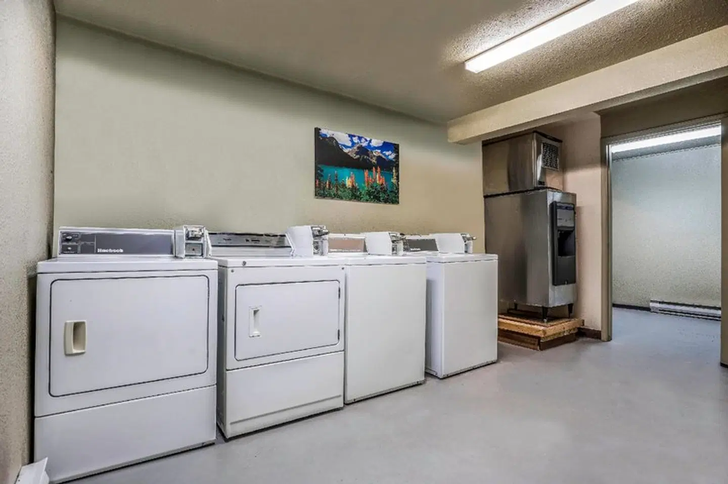 Days Inn by Wyndham Golden ROOM_EXAMPLE