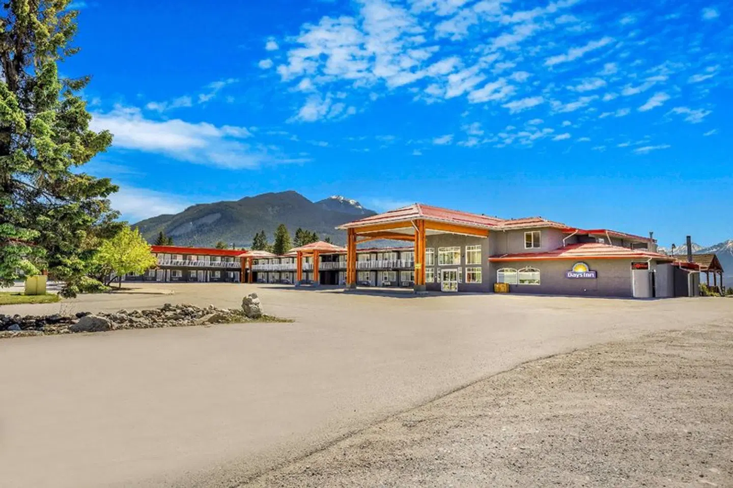 Days Inn by Wyndham Golden EXTERIOR