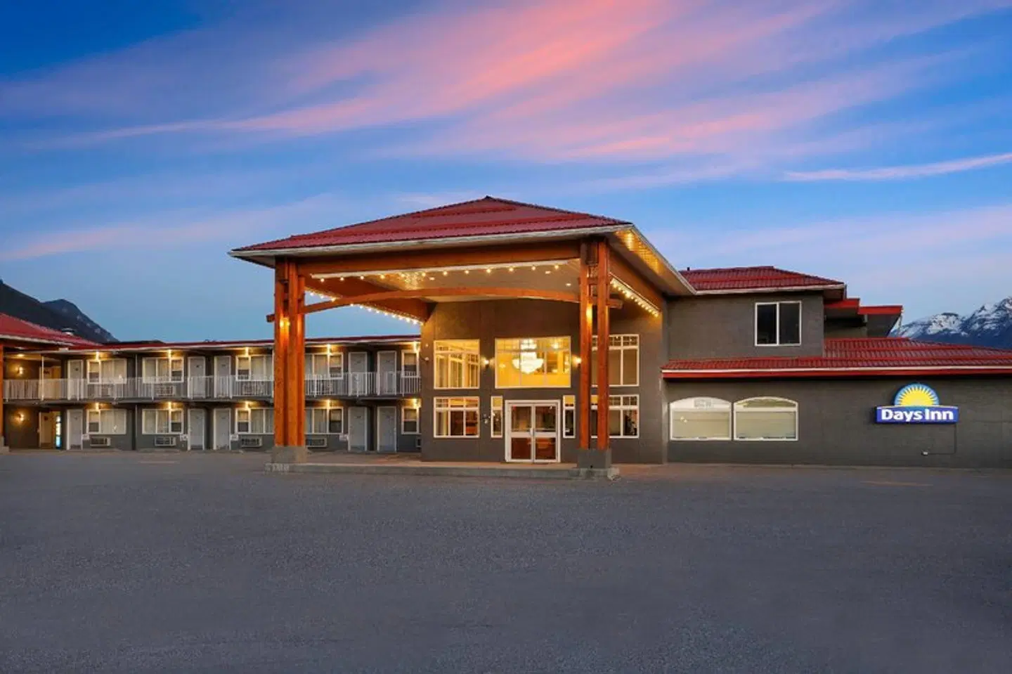 Days Inn by Wyndham Golden EXTERIOR