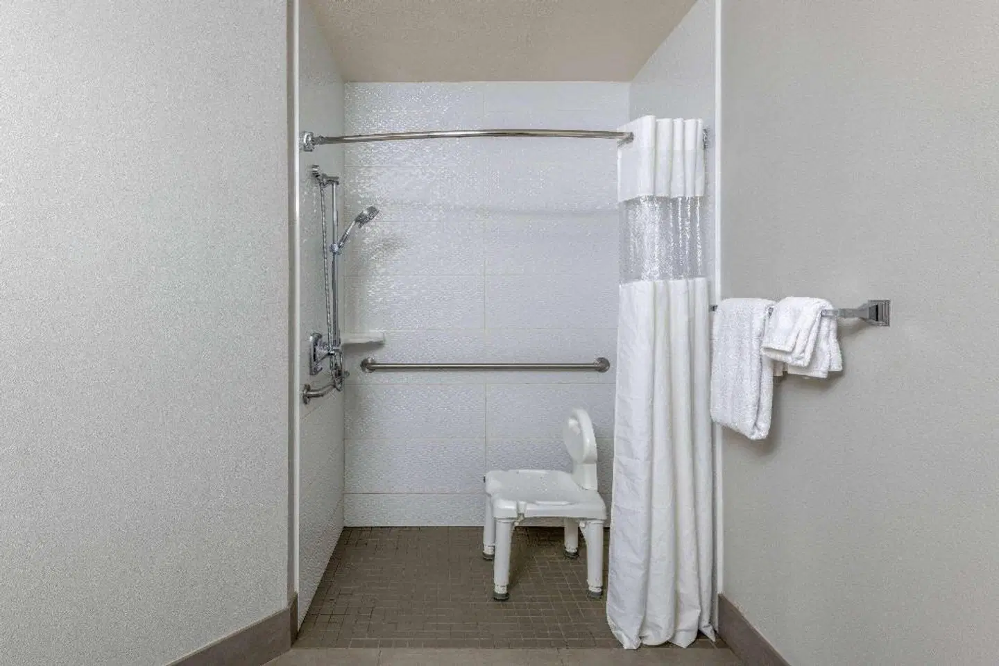 La Quinta Inn & Suites by Wyndham Fairbanks Airport Badezimmer