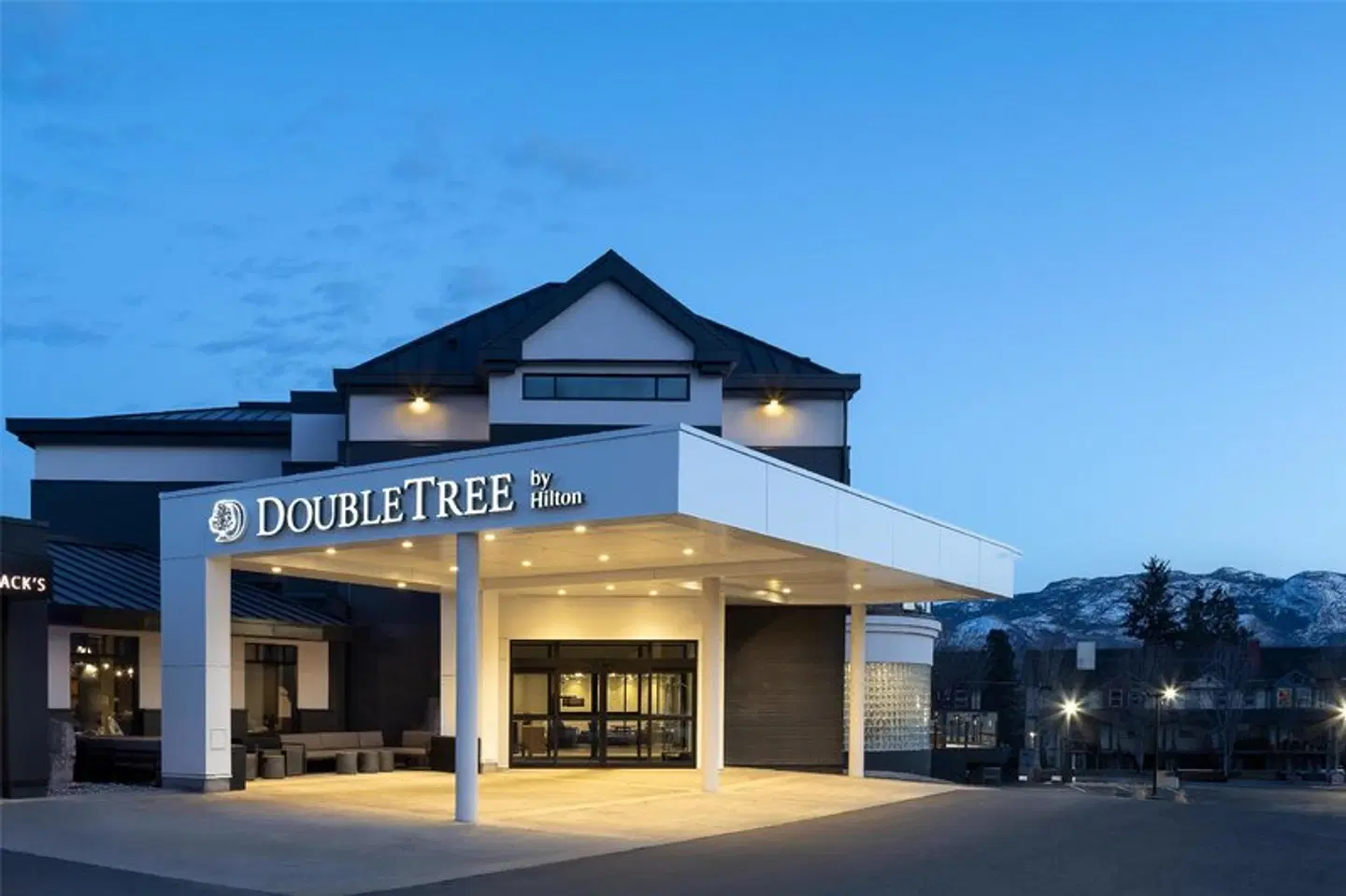 DoubleTree by Hilton West Kelowna EXTERIOR