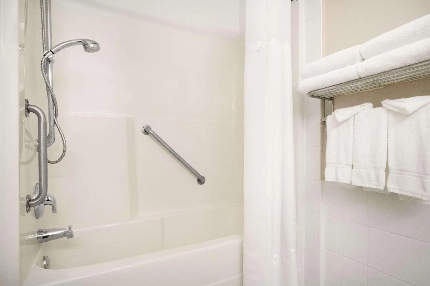 Days Inn & Suites by Wyndham Langley Badezimmer