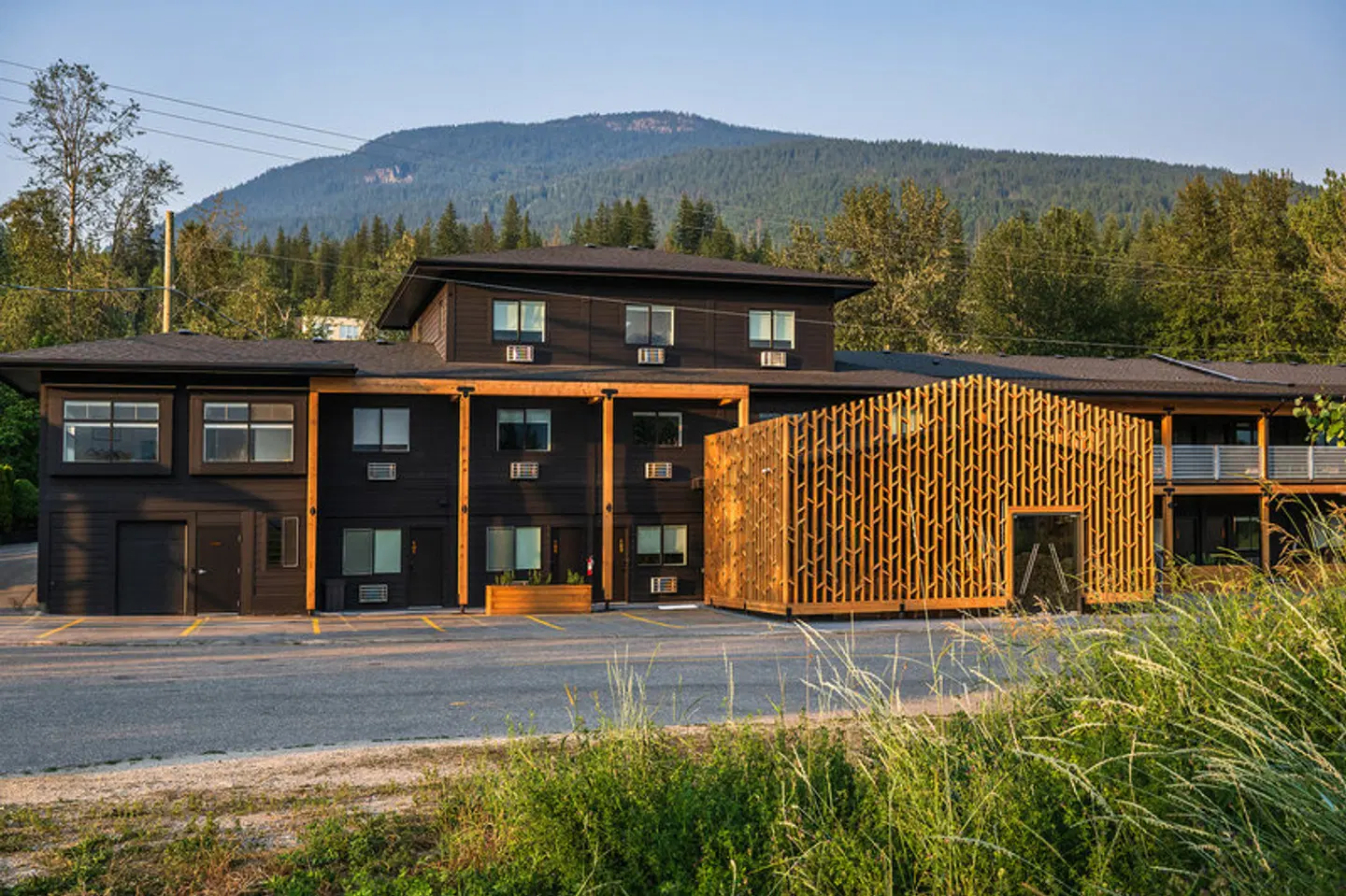 Gravity Haus Revelstoke EXTERIOR