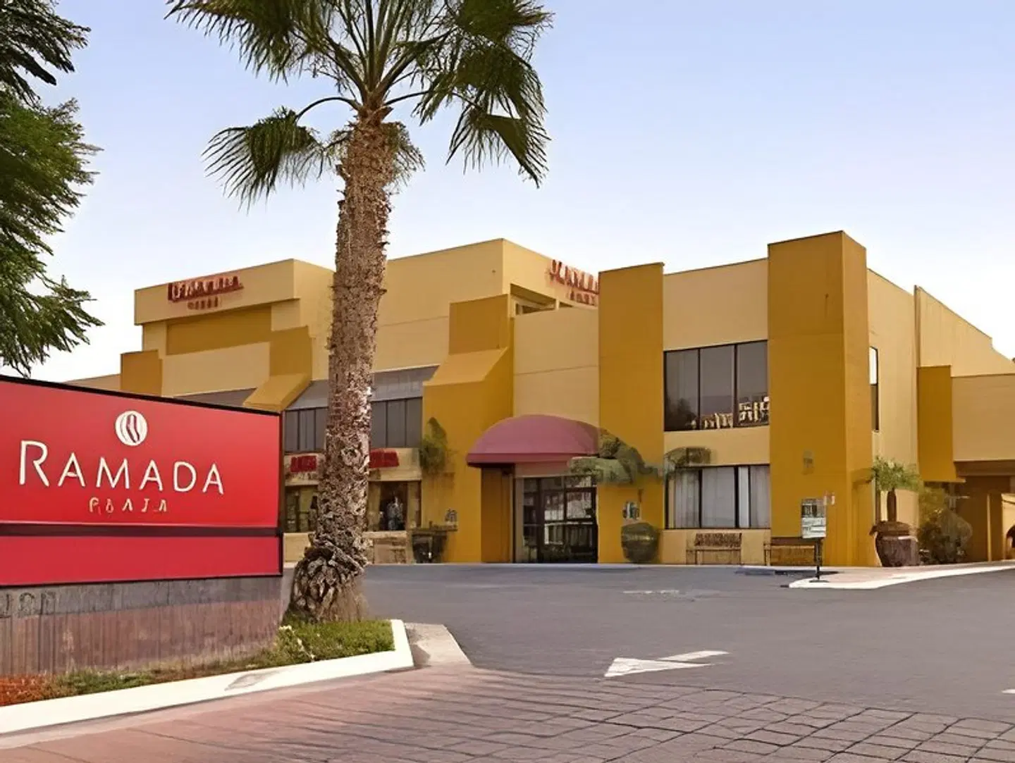 Wyndham Anaheim EXTERIOR