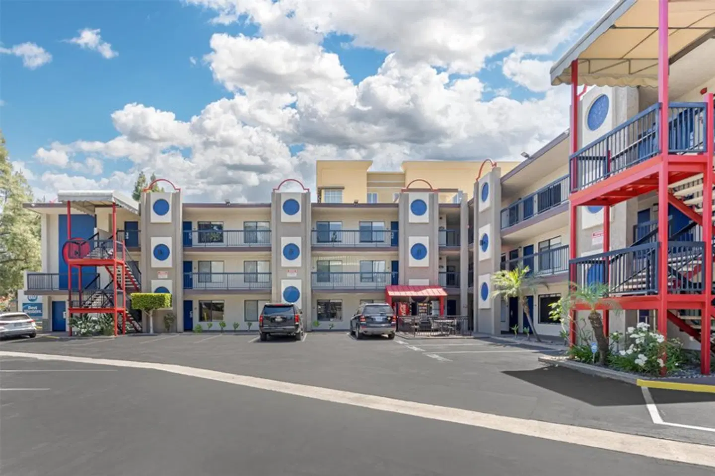 Best Western Courtesy Inn EXTERIOR