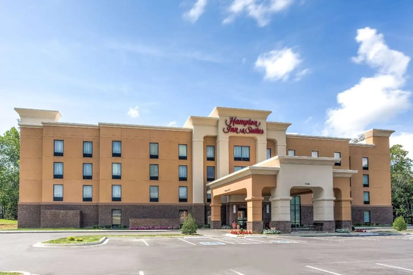 Hampton Inn & Suites Manchester EXTERIOR